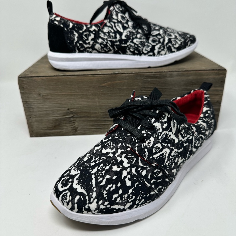 TOMS Womens Size 6 Black & White Del Rey Lace Up Sneakers NWT
